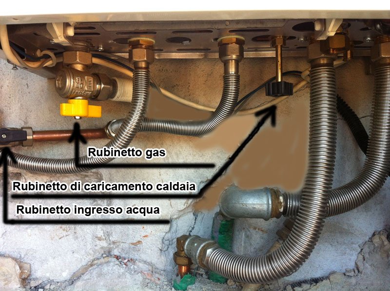 tubi-di-allacciamento-sotto-la-caldaia